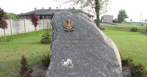 Dziennikarze pierwszego programu prywatnej telewizji rosyjskiej odwiedzili cmentarz jeniecki w Strzałkowie. W niedzielę na obelisku upamiętniającym 90. rocznicę odzyskania niepodległości ktoś umieścił tablicę w języku rosyjskim, głoszącą, że "tutaj spoczywa 8000 radzieckich czerwonoarmistów, brutalnie zamęczonych w polskich obozach śmierci w latach 1919-1921".