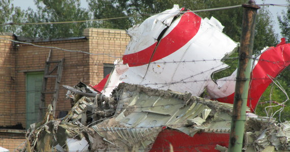 Trzy dni po katastrofie polskiego Tu-154  podczas podnoszenia wraku samolotu na lotnisku Siewiernyj zginął Rosjanin. Urwała się lina od dźwigu, a fragment tupolewa przygniótł funkcjonariusza ministerstwa do spraw nadzwyczajnych. Do wypadku doszło prawdopodobnie 13 kwietnia 2010 roku - podała telewizja TVP Info. Informację potwierdzają osoby związane z rosyjskim śledztwem.