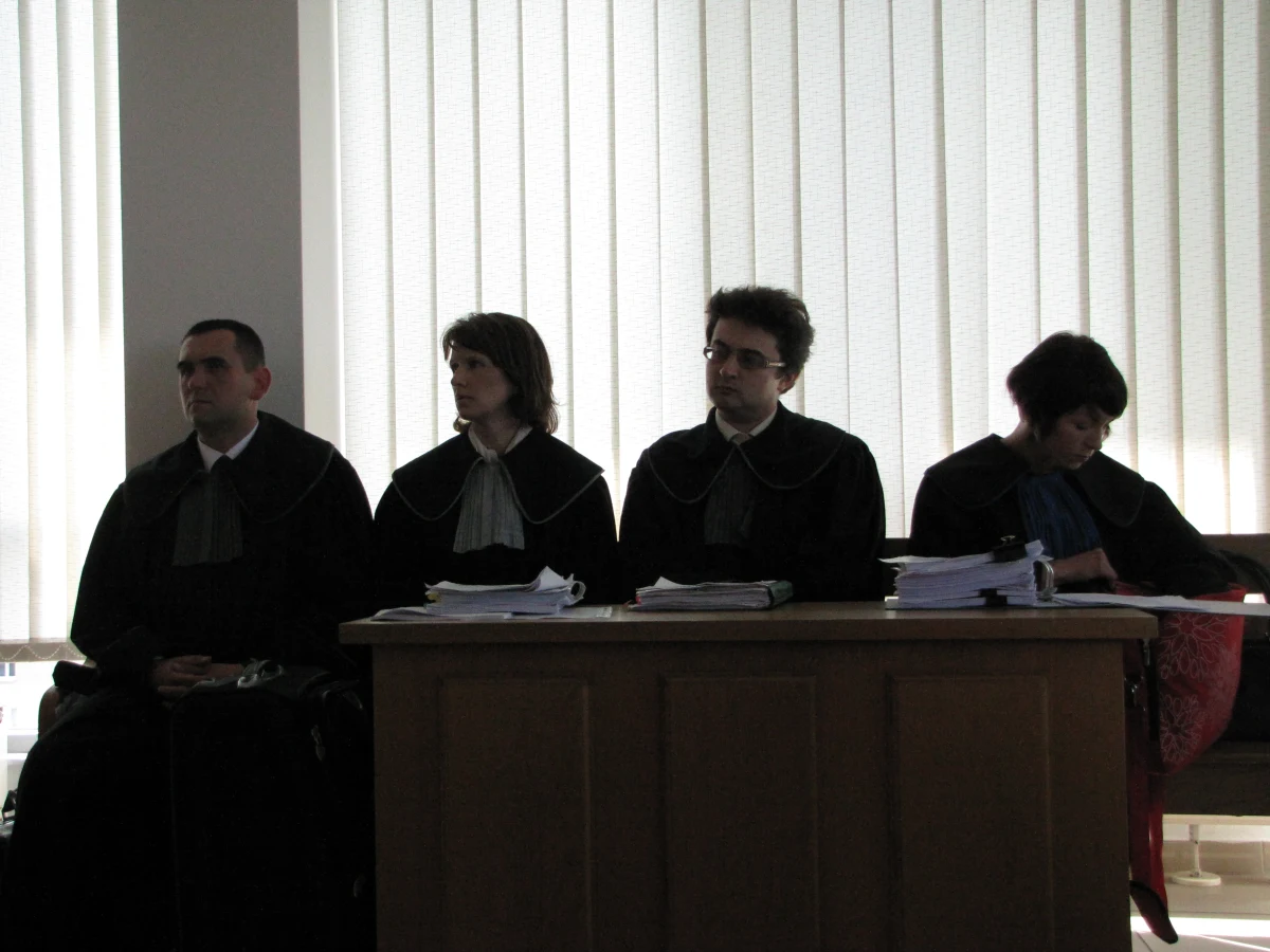 Ponad dziewięć milionów złotych odszkodowania żądają od Skarbu Państwa powodzianie z Sandomierza. Przed krakowskim sądem ruszył pierwszy w Polsce proces zbiorowy osób, którym przed rokiem powódź zniszczyła domy i firmy w prawobrzeżnej części Sandomierza.