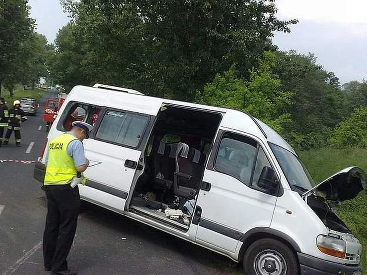 Życiu trzynaściorga węgierskich dzieci rannych w wypadku między Oleśnicą a Namysłowem nie zagraża niebezpieczeństwo. Bus z Węgier wyprzedzając na łuku drogi zderzył się czołowo z ciężarówką.