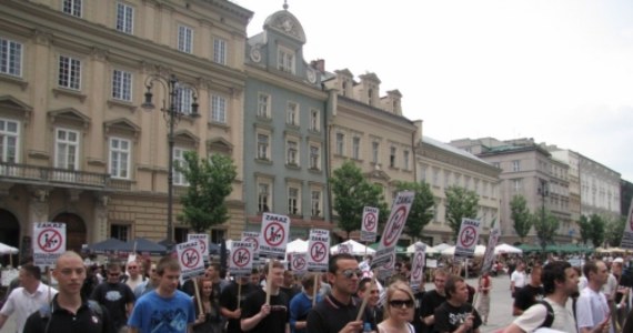 Pół tysiąca osób przeszło w sobotę ulicami Krakowa w Marszu Równości. Manifestujących próbowali zatrzymać na Rynku Głównym działacze Narodowego Odrodzenia Polski. Policjanci musieli użyć gazu łzawiącego. Zatrzymano 14 osób.