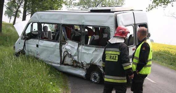 Zarzut nieumyślnego spowodowania katastrofy w ruchu lądowym usłyszał kierowca busa, który w sobotę w pobliżu Namysłowa zderzył się z ciężarówką. W wypadku rannych zostało 14 osób. Busem podróżowały dzieci z Węgier.