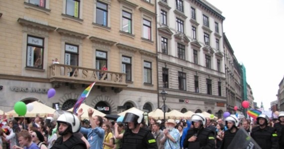 12 osób zatrzymanych po Marszu Równości w Krakowie usłyszało zarzut udziału w zbiegowisku, które próbowało uniemożliwić legalną demonstrację. Jeden mężczyzna odpowie za czynną napaść na policjanta - poinformował rzecznik małopolskiej policji Dariusz Nowak.