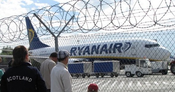 Michael O'Leary, szef linii Ryanair ostro skrytykował instytucje odpowiedzialne za zamykanie lotnisk. Określił je mianem "niekompetentnych". "Nasz samolot przeleciał przez czerwoną strefę, gdzie występuje wysokie stężenie pyłu wulkanicznego. Nie odnotowaliśmy żadnej usterki" - poinformował Ryanair na swojej stronie internetowej. W odpowiedzi brytyjscy urzędnicy zakwestionowali prawdziwość informacji podanej przez przewoźnika.