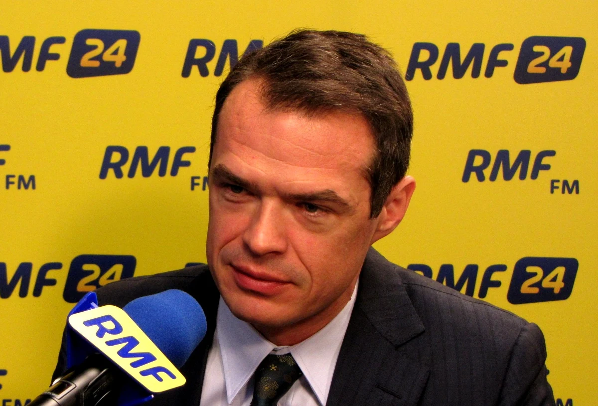 "Na spotkanie z prezydentem Barackiem Obamą zaprosiliśmy ojców i dzieci polskiej demokracji. Ojców jak Wałęsa i Mazowiecki, dzieci jak Grzegorz Napieralski" - mówi w Kontrwywiadzie RMF FM Sławomir Nowak. "Będzie parę osób, sprawdzamy jeszcze kto może być" - odpowiada pytany o szczegółową listę gości.