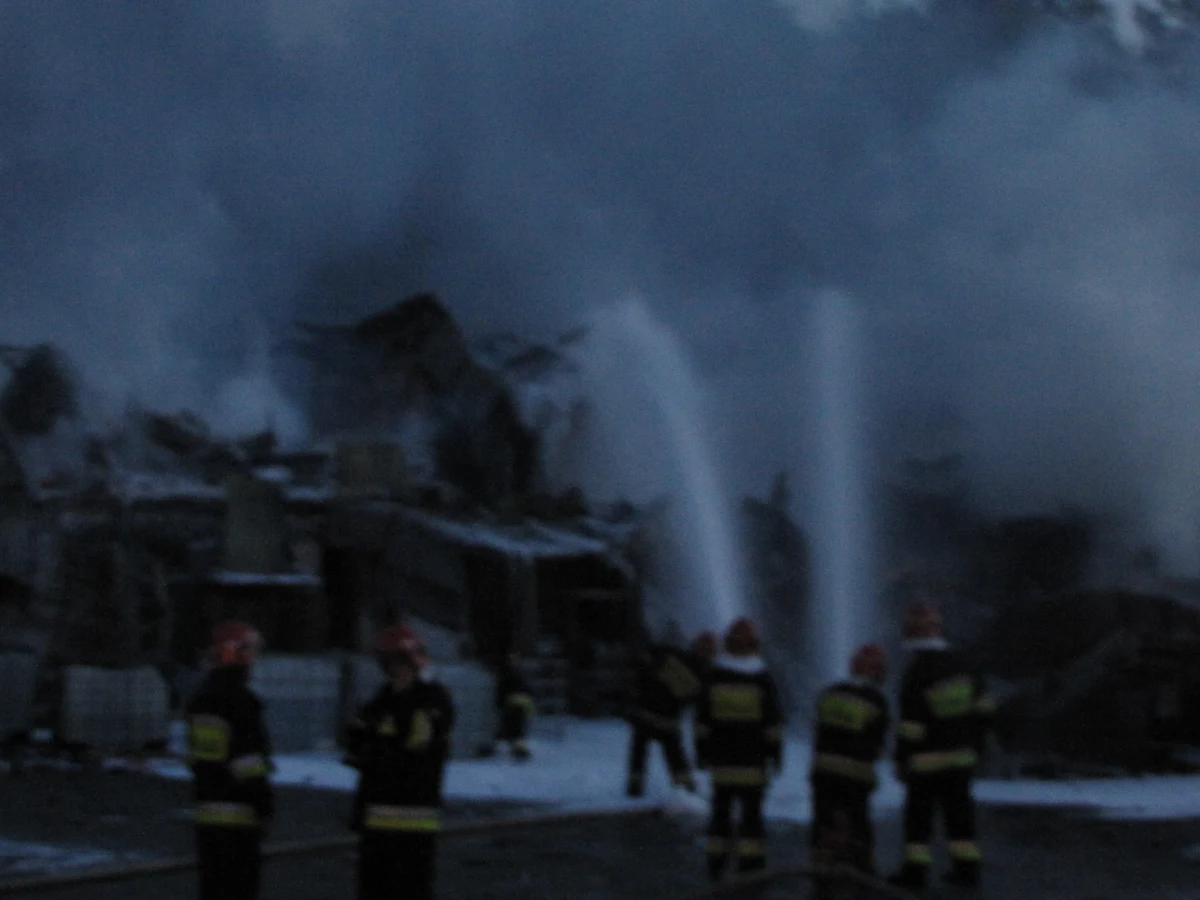 Nawet kilka milionów złotych mogą wynieść straty po pożarze zakładu produkującego kosmetyki i aerozole w małopolskim Chrzanowie. Strażakom udało się zabezpieczyć przed eksplozją zbiorniki z gazem i alkoholem. Przed północą ponad dwustu mieszkańców okolicznych domów mogło wrócić do swoich domów.