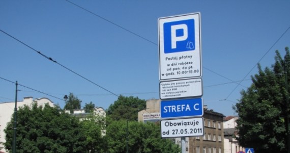 Kraków powiększył płatną strefę parkowania o Kazimierz i okolice dworca autobusowego. Radni podjęli decyzję w tej sprawie pół roku temu, jednak urzędnikom brakło czasu, aby "normalnie" wdrożyć przepisy w życie. Płacić trzeba, ale nie ma gdzie, ponieważ miasto - jak przewidywano - nie zdążyło zamontować parkomatów.