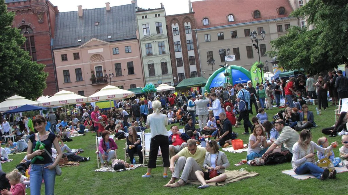 Dwa tysiące metrów kwadratowych soczyście zielonej trawy zamiast bruku. Z okazji Międzynarodowego Dnia Ziemi średniowieczny toruński rynek zamienił się dziś w ogromną polanę. "To jest piękne. Byliśmy tutaj wieczorem i nic nie było, a teraz wszystkie jest cudowne. Kocham Polskę" - zachwycał się jeden z turystów.