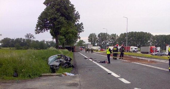 Jedna osoba zginęła, a trzy są ranne w wyniku zderzenia samochodu osobowego z ciężarówką. Zablokowana jest droga krajowa numer czterdzieści sześć w miejscowości Dąbrowa, na Opolszczyźnie. Ciężarówki kierowane są objazdem przez węzeł Dąbrówka, a auta osobowe przez Wąwelno. Informację o wypadku otrzymaliśmy na Gorącą Linię RMF FM.