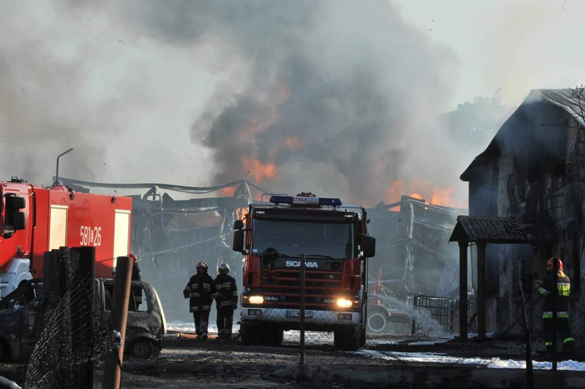 Do serii kolejnych wybuchów doszło w płonącej rozlewni rozpuszczalników przy ul. Pomorskiej w Łodzi. Akcja gaszenia jest tak trudna, że na pomoc wezwano śmigłowiec LPR. Objęte pożarem są dwa budynki magazynowe. Znajduje się tam 20 zbiorników z rozpuszczalnikiem, każdy po 15 tys. litrów. Płonie także kilkadziesiąt pojemników, które mieszczą po tysiąc litrów chemikaliów.