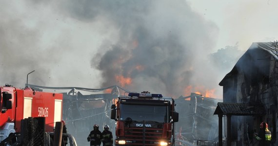 Do serii kolejnych wybuchów doszło w płonącej rozlewni rozpuszczalników przy ul. Pomorskiej w Łodzi. Akcja gaszenia jest tak trudna, że na pomoc wezwano śmigłowiec LPR. Objęte pożarem są dwa budynki magazynowe. Znajduje się tam 20 zbiorników z rozpuszczalnikiem, każdy po 15 tys. litrów. Płonie także kilkadziesiąt pojemników, które mieszczą po tysiąc litrów chemikaliów.