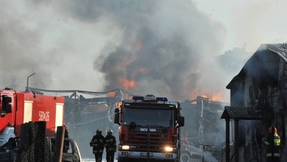 Łódź: Seria eksplozji w płonącej rozlewni rozpuszczalników