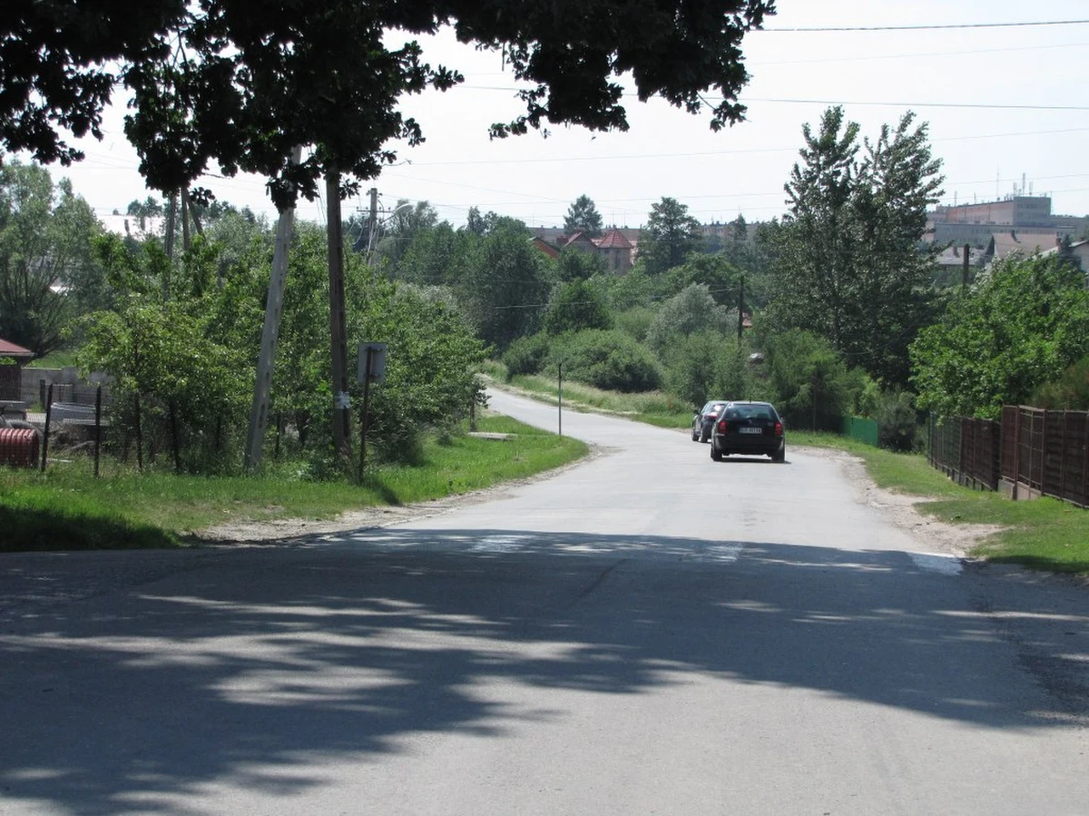 Jeżeli Ministerstwo Infrastruktury nie znajdzie szybko 11 milionów złotych, nowy odcinek autostrady A4  Szarów - Brzesko może być bezużyteczny. Tyle potrzeba na przebudowę ulicy Leśnej, która stałaby się tymczasowym połączeniem ze starą drogą krajową. Innej alternatywy na razie nie ma, ponieważ budowa kolejnego odcinka autostrady w stronę Tarnowa została wstrzymana.