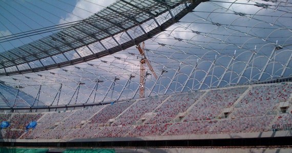 Budowa Stadionu Narodowego w Warszawie ma się zakończyć 30 listopada - powiedział premier Donald Tusk. "Nie ma żadnych wątpliwości, że Stadion Narodowy będzie gotowy z odpowiednim wyprzedzeniem przed Euro 2012" - podkreślił. Dodał, że "każdy, kto twierdzi inaczej, mija się z prawdą".