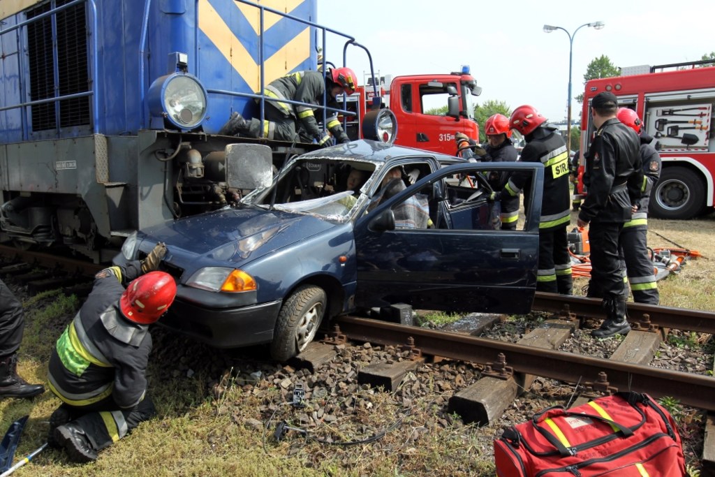 Akcja ratownicza podczas symulacji wypadku na przejeździe