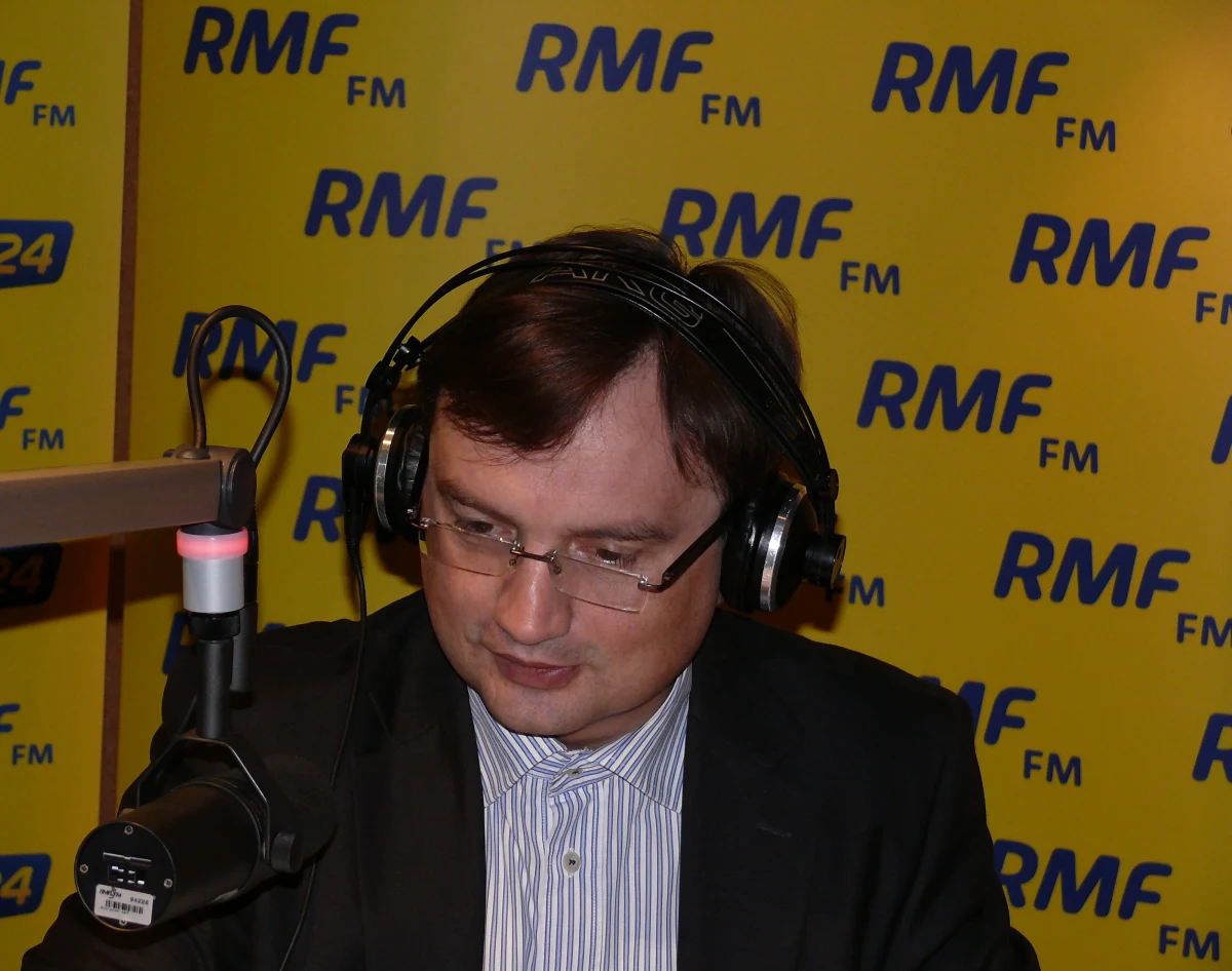 "Premier zorganizował wielką konwencję w Gdańsku tylko po to, żeby pokazać lśniącą garsonkę Joanny Kluzik-Rostkowskiej" - mówi Zbigniew Ziobro w Kontrwywiadzie RMF FM. "Ciągnie swój do swego. Oboje robią ludzi w balona, a Tusk jest w tym ekspertem. Sam czasami się nabieram, uwierzyłem na przykład  w profesjonalnie budowane autostrady" - dodaje.
