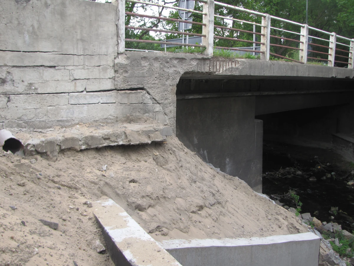 Pęknięty most w Dąbrowie Górniczej-Ząbkowicach. Do uszkodzenia doszło w czasie prowadzonego w pobliżu remontu. Na moście obowiązuje ruch wahadłowy. O sprawie wie już inspektor nadzoru budowlanego.