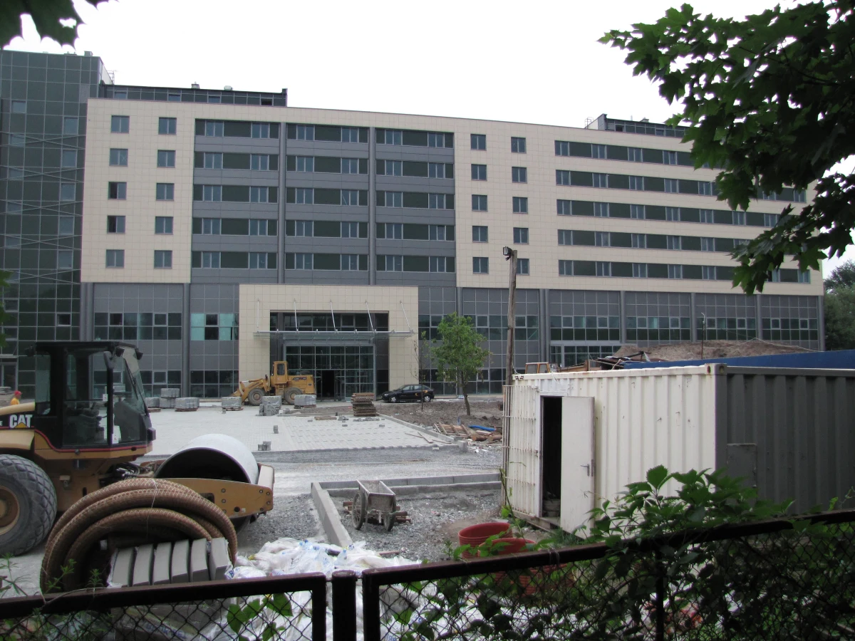 Kłopotów z Chińczykami na A2 można było uniknąć. Firma COVEC skompromitowała się już bowiem na budowie hotelu Gromada w Krakowie, ale żadne służby tego nie zauważyły. Chińczycy wygrali przetarg na budowę olbrzymiego centrum kongresowo-hotelowego, proponując najniższą cenę.