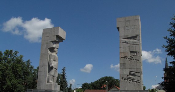 W Olsztynie ruszyły konsultacje społeczne ws. napisu na pomniku stojącym w centrum miasta. Monument, dłuta Xawerego Dunikowskiego, powstał w latach 50-tych jako Pomnik Wdzięczności Armii Czerwonej, która w 1945 roku zajęła Olsztyn. Po 1989 roku pojawił się pomysł jego zburzenia, jednak monument został wpisany do rejestru zabytków.