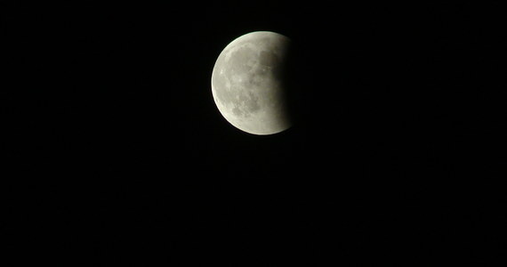 Najdłuższe od 11 lat zaćmienie Księżyca miało miejsce wczoraj wieczorem. To rzadkie zjawisko można było podziwiać gołym okiem. Zdjęcia z zaćmienia dostaliśmy od naszych internautów na Gorącą Linię RMF FM.
