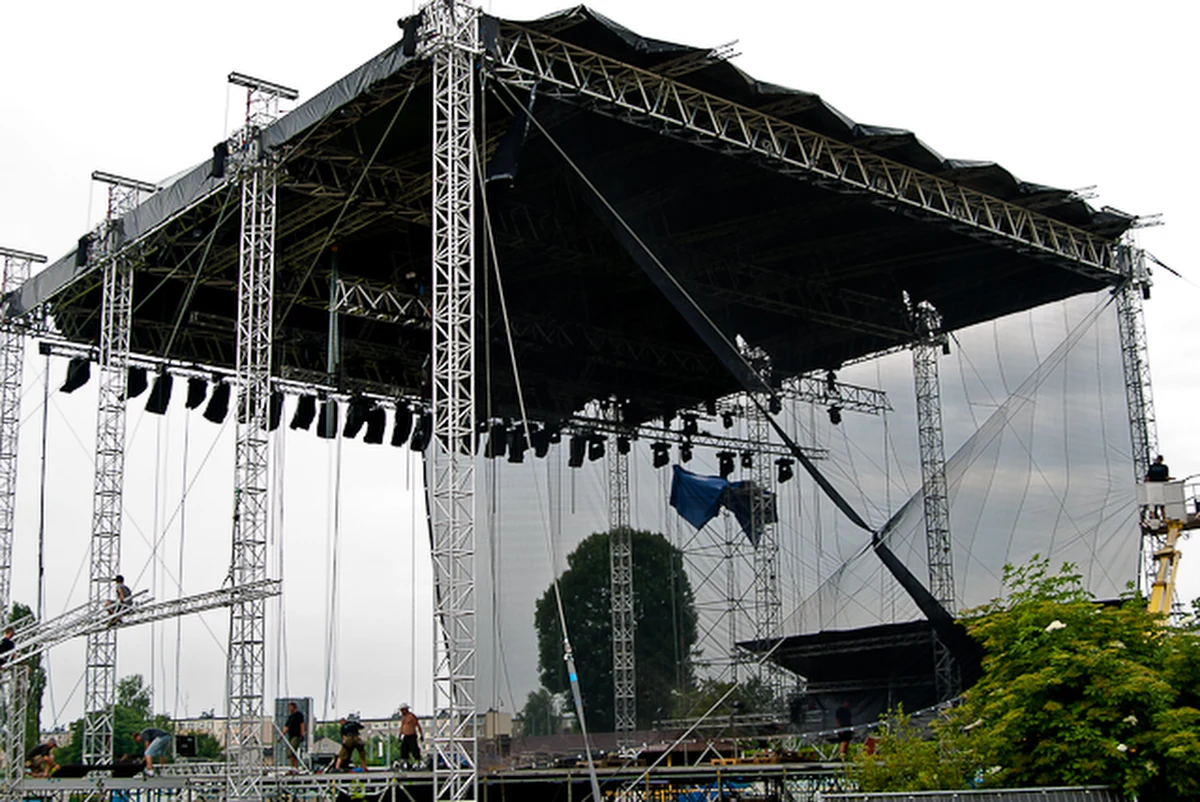 O godz. 17 w Oświęcimiu rozpoczął się drugi dzień Life Festiwal Oświęcim 2011. Z rynku starego miasta płynie muzyka świata. Pomysłodawcą festiwalu dla pokoju jest dziennikarz RMF FM Darek Maciborek.