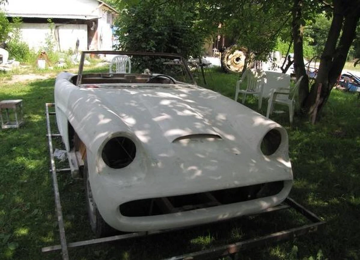 Dwuosobowy kabriolet, silnik czterosuwowy, czterdzieści koni mechanicznych, prędkość 110 na godzinę, karoseria ze sztucznych włókien - taka była syrenka sport, zaprojektowana w Fabryce Samochodów Osobowych w Warszawie w 1960 roku. Jej replikę buduje teraz Mirosław Mazur z Lublina.