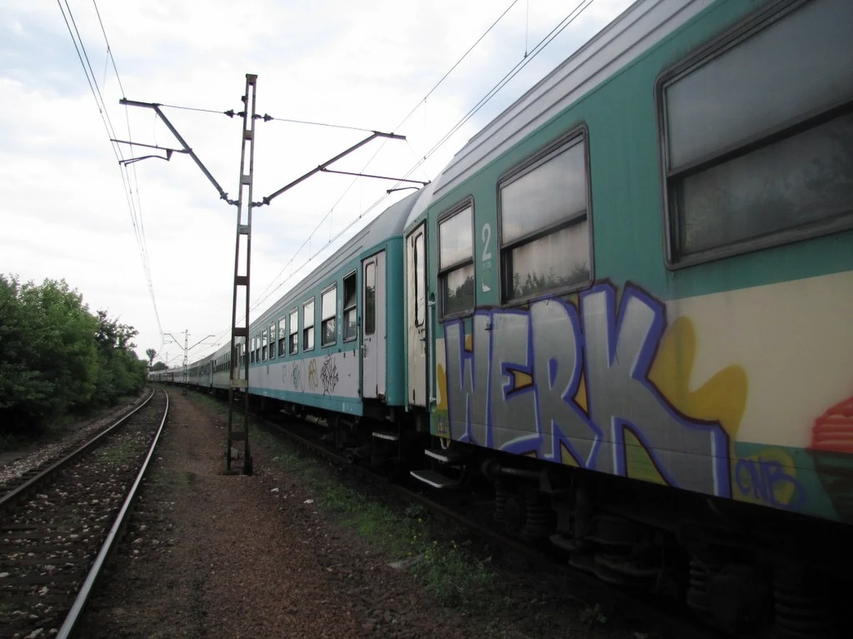 Setki wagonów I i II klasy w całym kraju nadal oczekują na przeglądy okresowe. Choć mogłyby w wakacje wozić pasażerów, to nie zrobią nawet jednego kilometra.