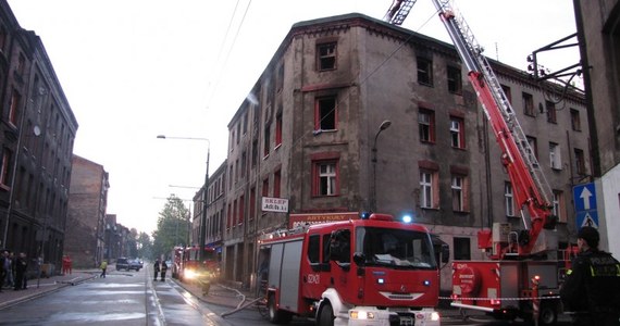 Pierwsi lokatorzy, ewakuowani podczas pożaru w kamienicy w Świętochłowicach jeszcze dziś mogą się wprowadzić do lokali zastępczych. Także od dziś pogorzelcy mają dostać bezzwrotną pomoc od miasta - po 5 tys. zł na każdą rodzinę.