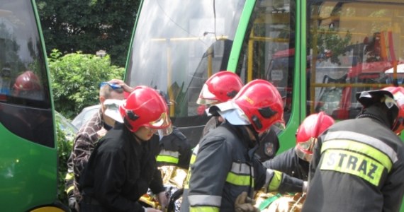Około 30 osób zostało poszkodowanych w zderzeniu dwóch tramwajów w Poznaniu na ul. Solnej. Ze szpitali wyszło już sześciu lżej rannych pasażerów. Pod opieką lekarzy pozostaje 11 osób, w tym motorniczy ósemki. Według świadków, mężczyzna jechał zbyt szybko.