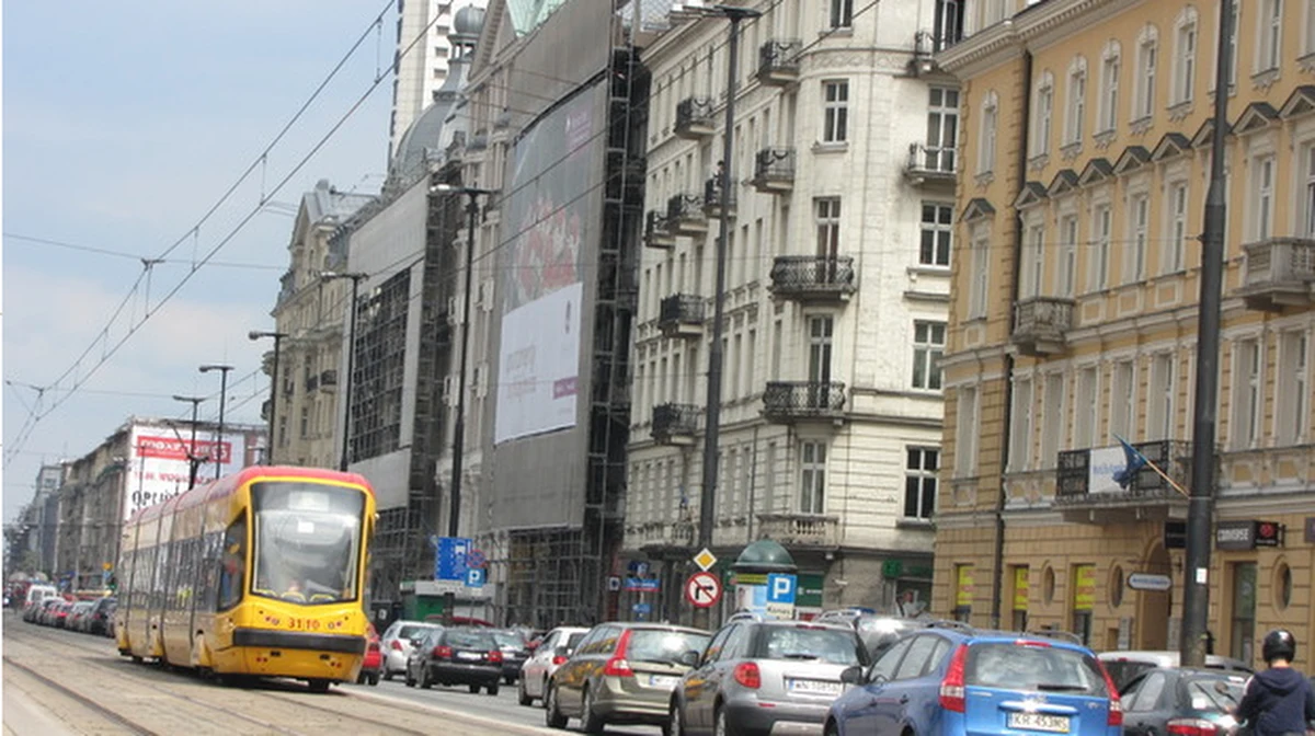 Dziesięć wielkich reklam, które zasłaniają okna w centrum Warszawy, ma zniknąć. To efekt wczorajszych kontroli stołecznego nadzoru budowlanego. Według nowych przepisów wielkie płachty reklamowe nie mogą zakrywać okien w budynkach mieszkalnych i ograniczać dostępu do światła.