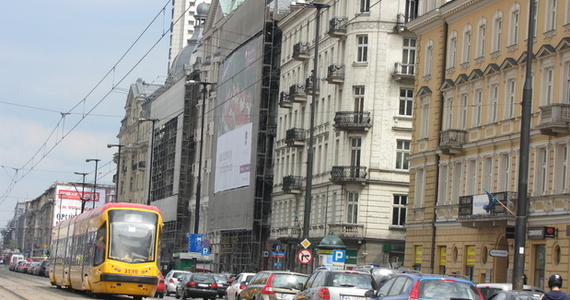Dziesięć wielkich reklam, które zasłaniają okna w centrum Warszawy, ma zniknąć. To efekt wczorajszych kontroli stołecznego nadzoru budowlanego. Według nowych przepisów wielkie płachty reklamowe nie mogą zakrywać okien w budynkach mieszkalnych i ograniczać dostępu do światła.
