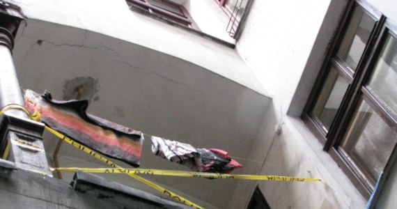 Krakowska prokuratura wszczęła śledztwo w sprawie tragicznego wypadku, do którego doszło w krakowskiej kamienicy. Dwie osoby wypadły z drugiego piętra budynku, po tym jak na klatce schodowej zerwała się barierka zabezpieczająca. Mężczyzna zginął na miejscu, kobieta trafiła do szpitala.