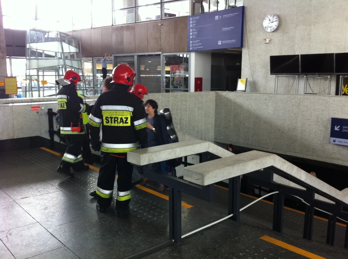 15 jednostek straży pożarnej ewakuuje pasażerów z dworców Centralnego i Śródmieście w Warszawie, gdzie doszło do awarii zasilania. Po godz. 10 przestał tam działać system sterowania ruchem; pociągi nie mogą ani wjechać, ani wyjechać z peronów.  Informację o awarii otrzymaliśmy na Gorącą Linię RMF FM. Zobacz zdjęcia i film naszego reportera Pawła Świądra.