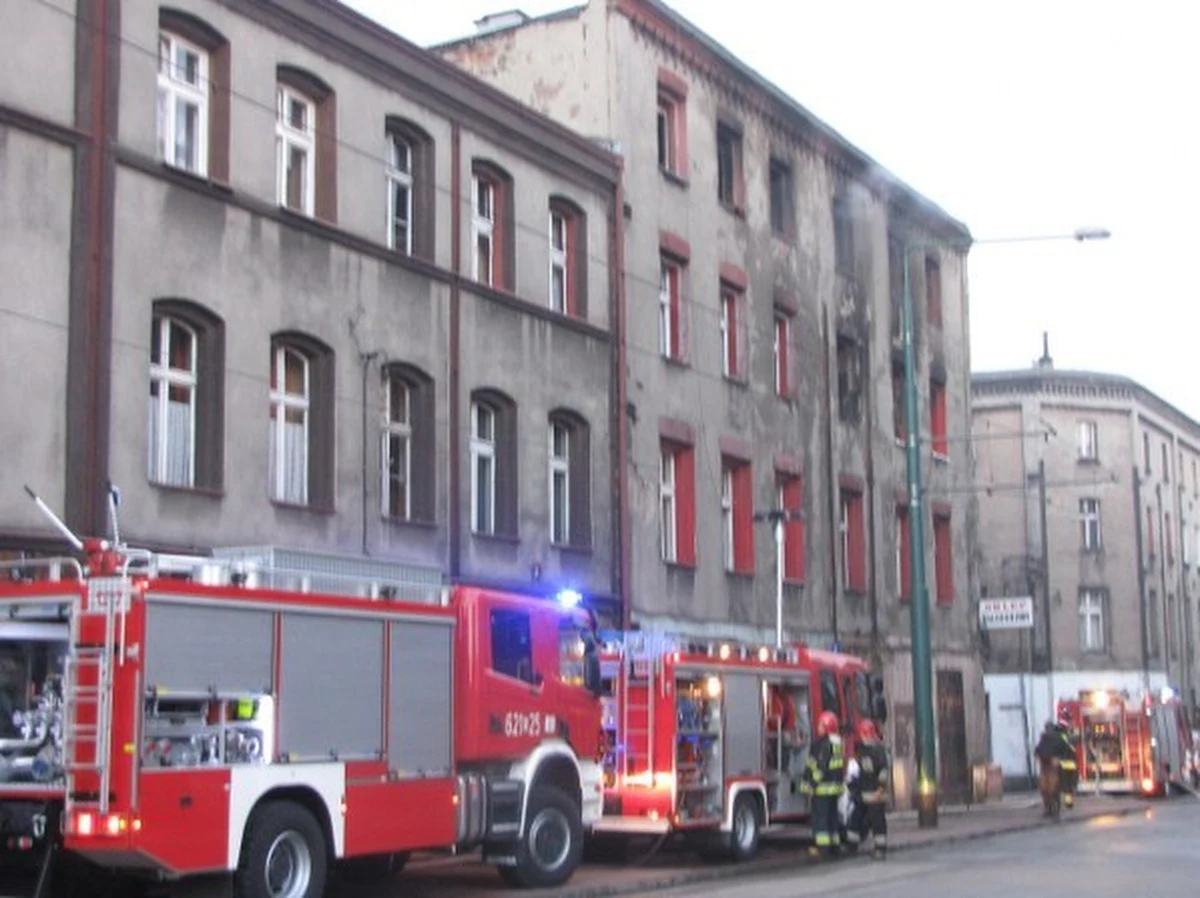 Pierwsze trzy rodziny z kamienicy, która blisko tydzień temu spłonęła w Świętochłowicach, wprowadzą się do nowych mieszkań na początku przyszłego tygodnia. Władze miasta przygotowały osiem lokali zastępczych. W pożarze, który wybuchł w piątek w nocy, zginęło pięć osób. Siedem nadal przebywa w szpitalach.