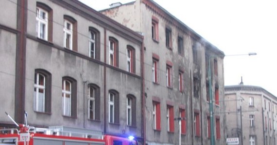 Pierwsze trzy rodziny z kamienicy, która blisko tydzień temu spłonęła w Świętochłowicach, wprowadzą się do nowych mieszkań na początku przyszłego tygodnia. Władze miasta przygotowały osiem lokali zastępczych. W pożarze, który wybuchł w piątek w nocy, zginęło pięć osób. Siedem nadal przebywa w szpitalach.