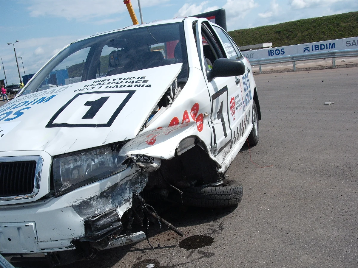Robert Kubica mógł wyjść z wypadku bez szwanku - oceniają eksperci, którzy obserwowali rekonstrukcję zdarzenia na torze testowym w Inowrocławiu. W crash-teście rozbito taki sam model auta, jakim jechał Kubica. Jednak w przeciwieństwie do wypadku we Włoszech, barierka była zamontowana prawidłowo.