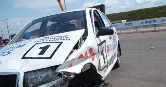 Robert Kubica mógł wyjść z wypadku bez szwanku - oceniają eksperci, którzy obserwowali rekonstrukcję zdarzenia na torze testowym w Inowrocławiu. W crash-teście rozbito taki sam model auta, jakim jechał Kubica. Jednak w przeciwieństwie do wypadku we Włoszech, barierka była zamontowana prawidłowo.