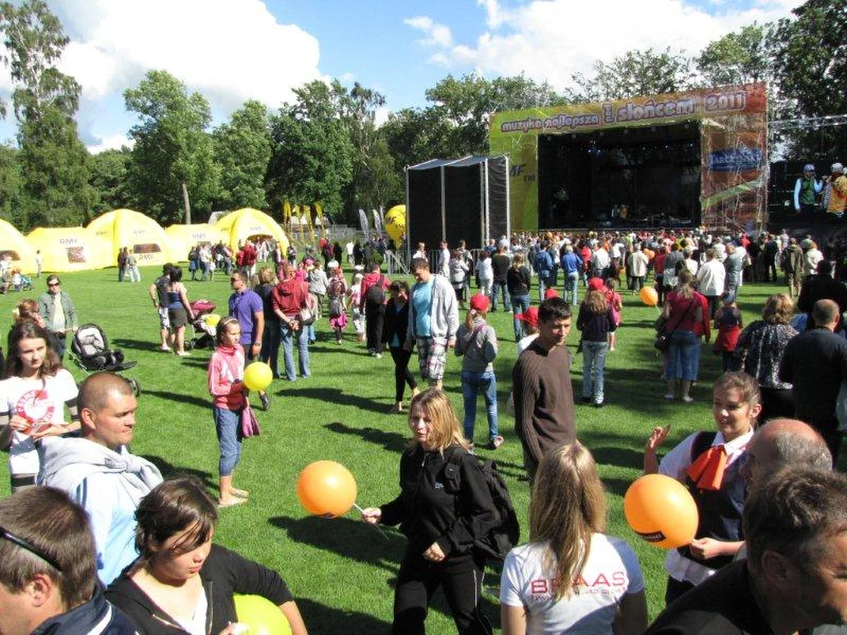 W Ustroniu Morskim koncertowe tournee RMF FM. Na scenie wystąpili między innymi Ryszard Rynkowski i Ania Wyszkoni. Dla tych, którzy zdecydowali się przyjechać, przygotowano liczne atrakcje - konkursy z nagrodami i karaoke. W te wakacje będziecie mogli wziąć udział w aż 10 imprezach pod hasłem "Muzyka najlepsza pod słońcem".