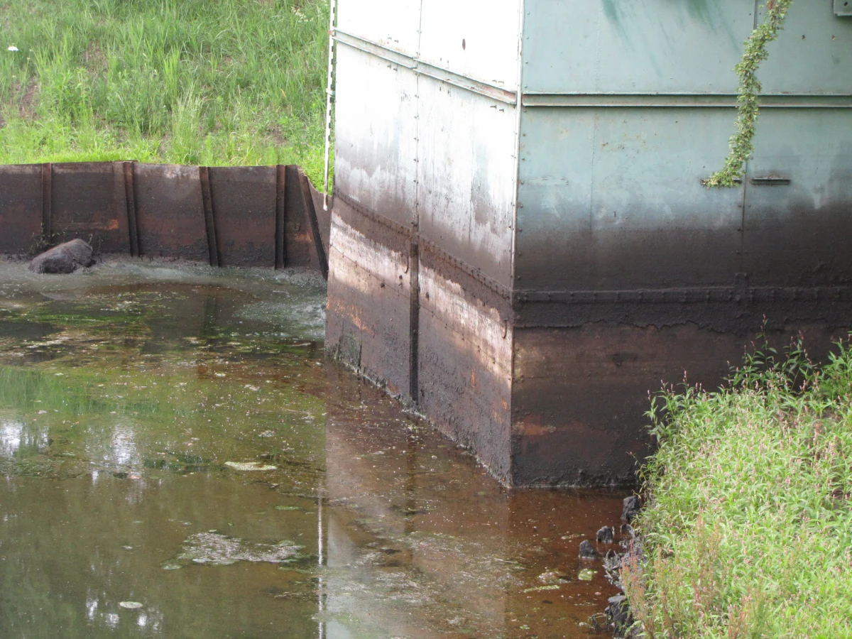 Wojewódzki Inspektor Ochrony Środowiska bada próbki wody pobrane ze stawów Kajka i Mała Kajka w Poznaniu. Na powierzchni wody pojawiła się plama substancji ropopochodnej.