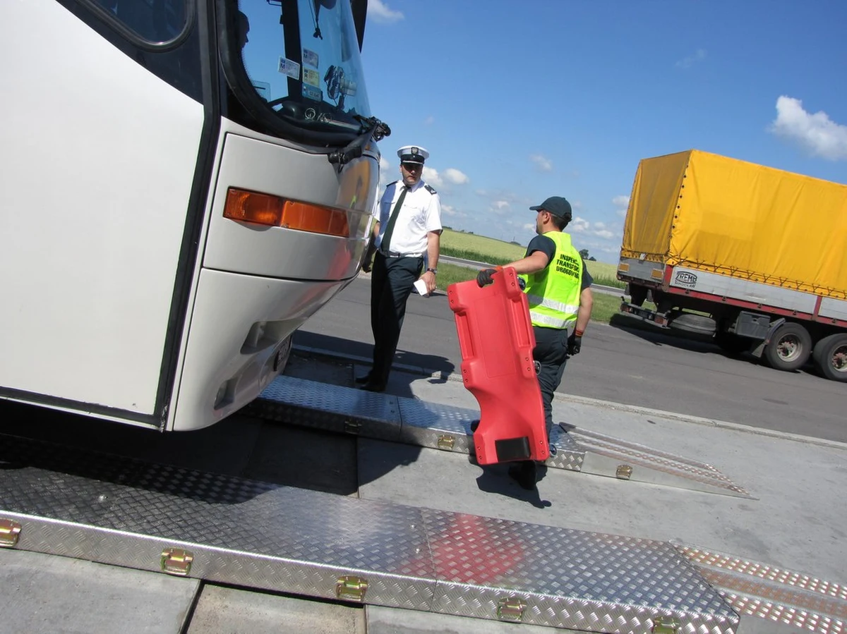 Pierwsze w Polsce urządzenie do sprawdzania stanu technicznego autokarów w podróży, testuje  ITD na krajowej "jedynce" w Stolnie w Kujawsko-Pomorskiem. Specjalna platforma umożliwia skontrolowanie na miejscu stanu hamulców, zawieszenia i podwozia autokaru. Prototyp, który może sprawdzić trzy pojazdy w ciągu godziny, kosztował 200 tys. złotych.