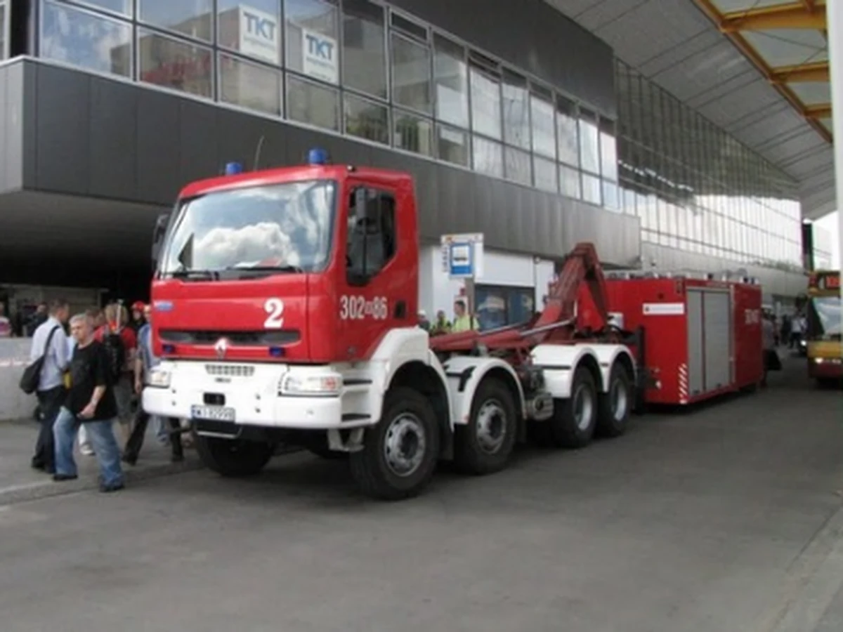 Kolejarze wreszcie się przyznali - ubiegłotygodniowy brak zasilania na Dworcu Centralnym w Warszawie to skutek awarii kolejowych urządzeń. Sieć dostarczającej prąd firmy nie miała na to wpływu. Tymczasem gigantyczne zamieszanie i spóźnienia setek pasażerów już kontrolują Urząd Regulacji Energetyki i Urząd Transportu Kolejowego.