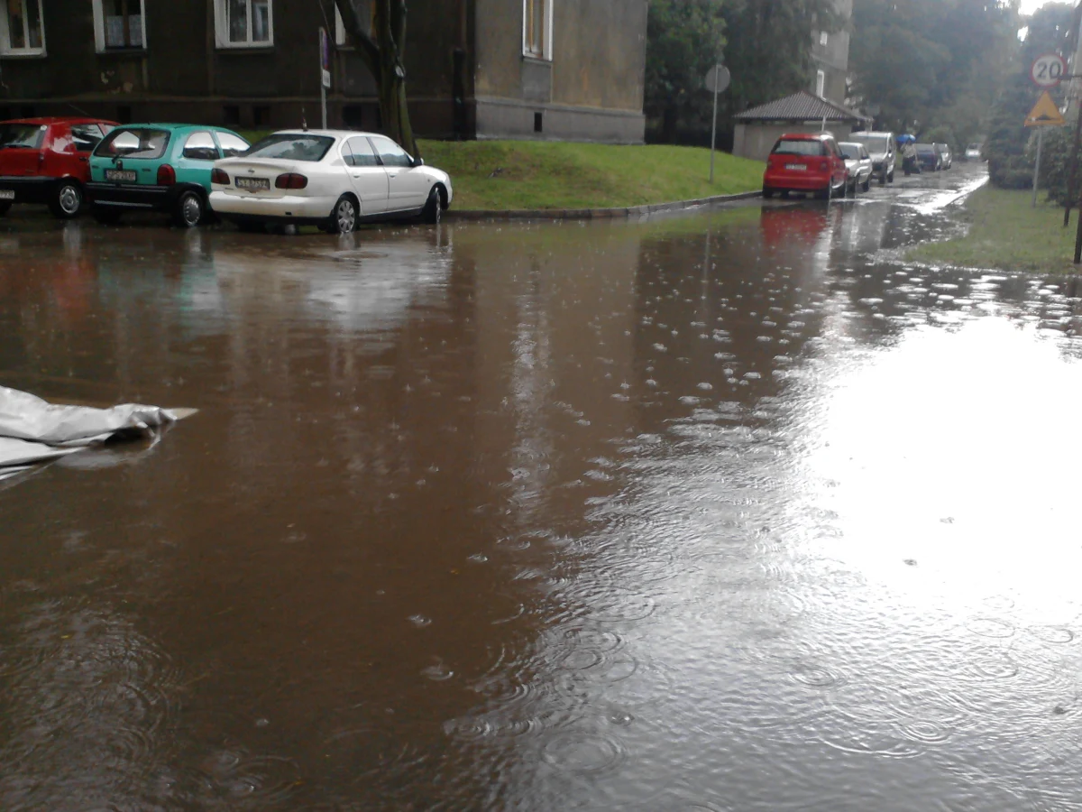 Po południu nad Tychami przeszła potężna nawałnica. "Tyskimi ulicami płynęły rwące potoki" - pisze na Gorącą Linię RMF FM pan Marcin i przesyła zdjęcia.