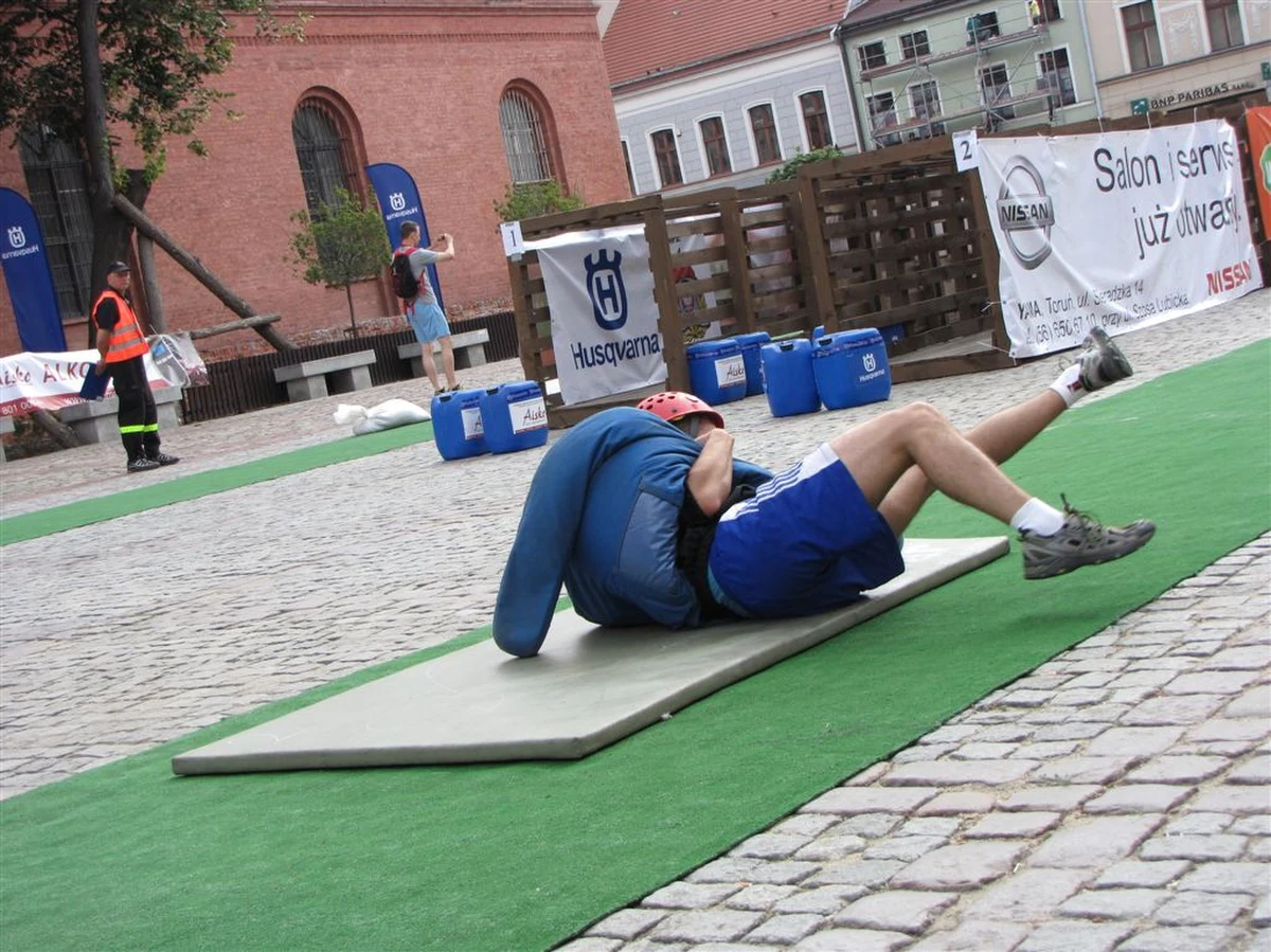 Rozwijanie węży gaśniczych na czas, przenoszenie ponad 70-kilogramowego manekina czy wbieganie na 40-metrową wieżę ratusza - m. in. w takich konkurencjach rywalizuje dziś w Toruniu ponad 140 strażaków z całego świata. W widowiskowych zawodach o tytuł najtwardszego walczą - oprócz Polaków - Amerykanie, Francuzi i Niemcy.