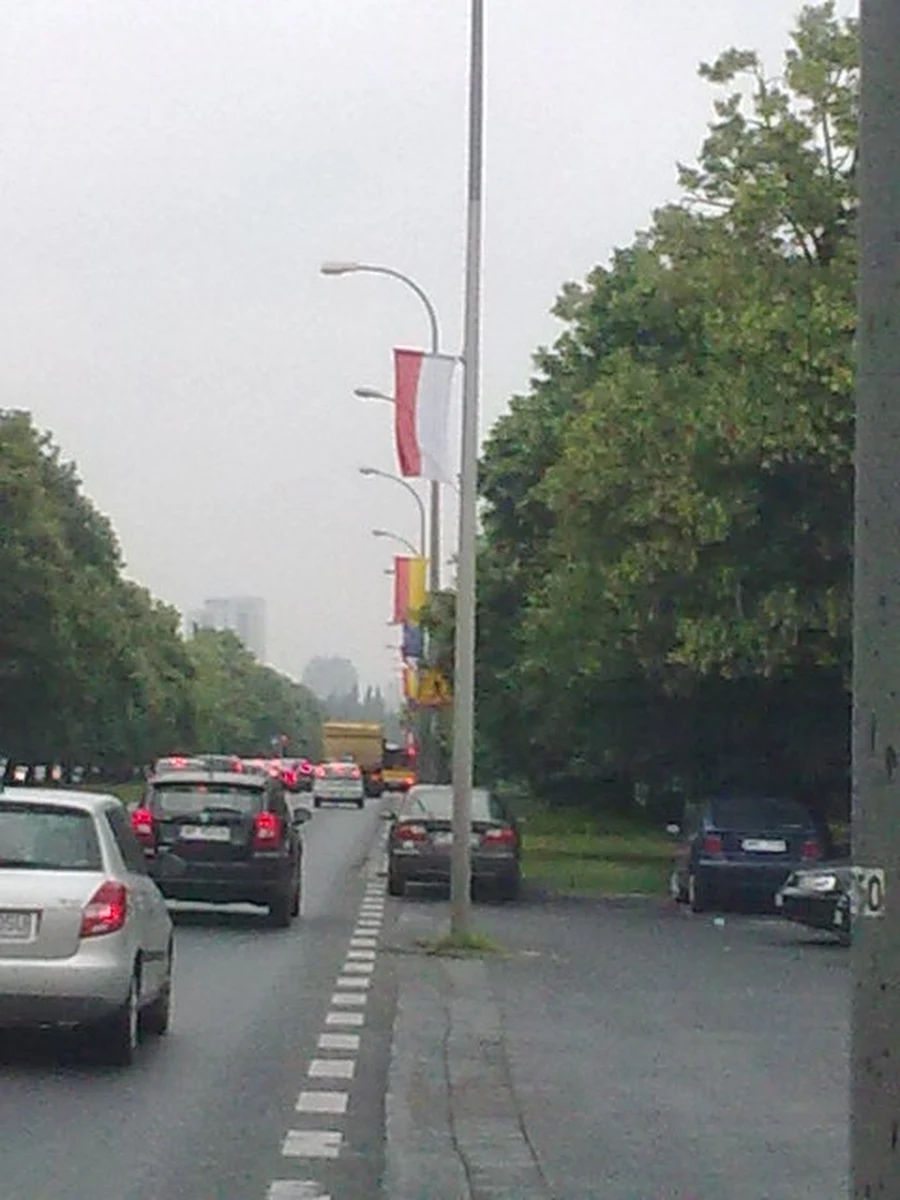 To księstwo Monaco, a nie Polska przejmuje prezydencję w Unii Europejskiej. W Warszawie na ulicy Żwirki i Wigury, a więc na trasie z lotniska do centrum, unijne delegacje zobaczą dziś czerwono-białe flagi. Na latarniach zamontowano je jednak niezgodnie z protokołem.