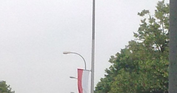 To księstwo Monaco, a nie Polska przejmuje prezydencję w Unii Europejskiej. W Warszawie na ulicy Żwirki i Wigury, a więc na trasie z lotniska do centrum, unijne delegacje zobaczą dziś czerwono-białe flagi. Na latarniach zamontowano je jednak niezgodnie z protokołem.