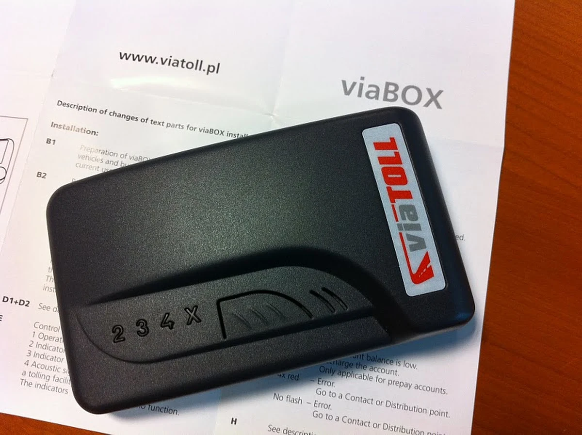 Do czasu uruchomienia systemu opłat elektronicznych kierowcy ciężarówek jeżdżą po drogach na koszt firmy Kapsch. Tak podsumować można falstart systemu e-myta w Polsce. Opłaty miały obowiązywać od północy. Z  powodu kłopotów technicznych na razie nie ruszyły.