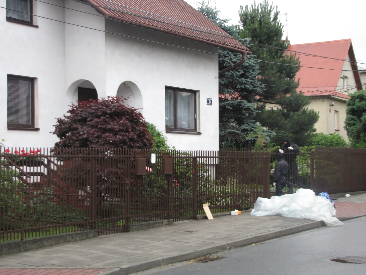 Policja zwróciła się do Agencji Bezpieczeństwa Wewnętrznego o pomoc śledztwie dotyczącym podłożonych w Krakowie ładunków wybuchowych - dowiedział się reporter RMF FM Marek Balawajder. W środę nad ranem na dwóch posesjach w Borku Fałęckim eksplodowały bomby domowej roboty. Trzy osoby zostały ranne. Ich stan się poprawia.