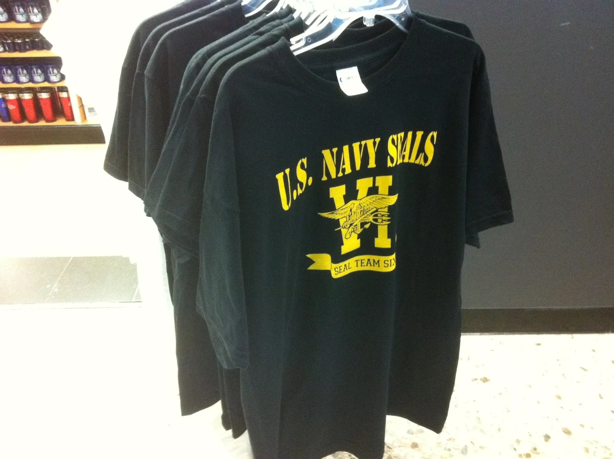 Koszulki  z napisem U.S. Navy Seals - formacji, która zabiła Osamę bin Ladena - są przebojem za Oceanem. T-shirty z logo specgrupy mogą się okazać najbardziej trendy w czasie tegorocznego lata w Stanach Zjednoczonych. Kupują je też turyści jako pamiątkę z pobytu w USA.