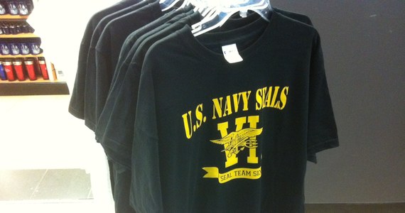 Koszulki  z napisem U.S. Navy Seals - formacji, która zabiła Osamę bin Ladena - są przebojem za Oceanem. T-shirty z logo specgrupy mogą się okazać najbardziej trendy w czasie tegorocznego lata w Stanach Zjednoczonych. Kupują je też turyści jako pamiątkę z pobytu w USA.