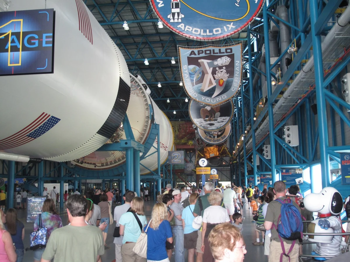 Na Przylądek Canaveral zjeżdżają wszyscy astronauci i pracownicy NASA, którzy pracowali przy 30-letnim programie lotów kosmicznych. Już jutro w swój ostatni rejs wyruszy prom Atlantis. Będzie to równocześnie ostatni w historii lot wahadłowca na Międzynarodową Stację Kosmiczną. Zobacz zdjęcia korespondenta RMF FM Pawła Żuchowskiego.